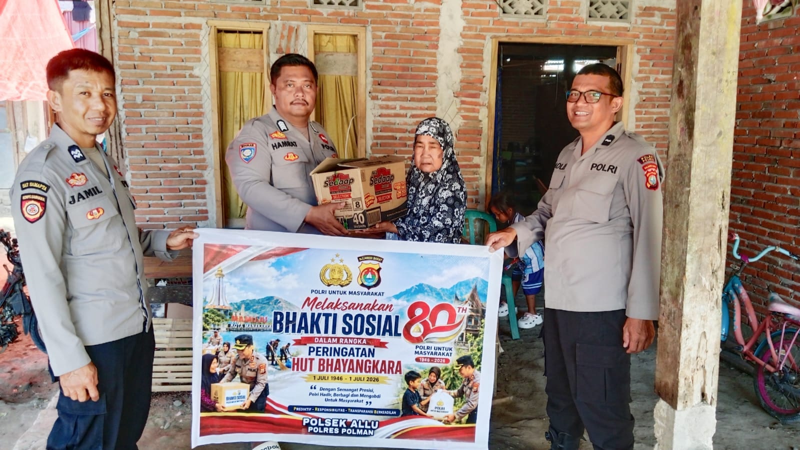 Polsek Allu Salurkan Bansos kepada Warga, Sambut HUT Bhayangkara ke-80