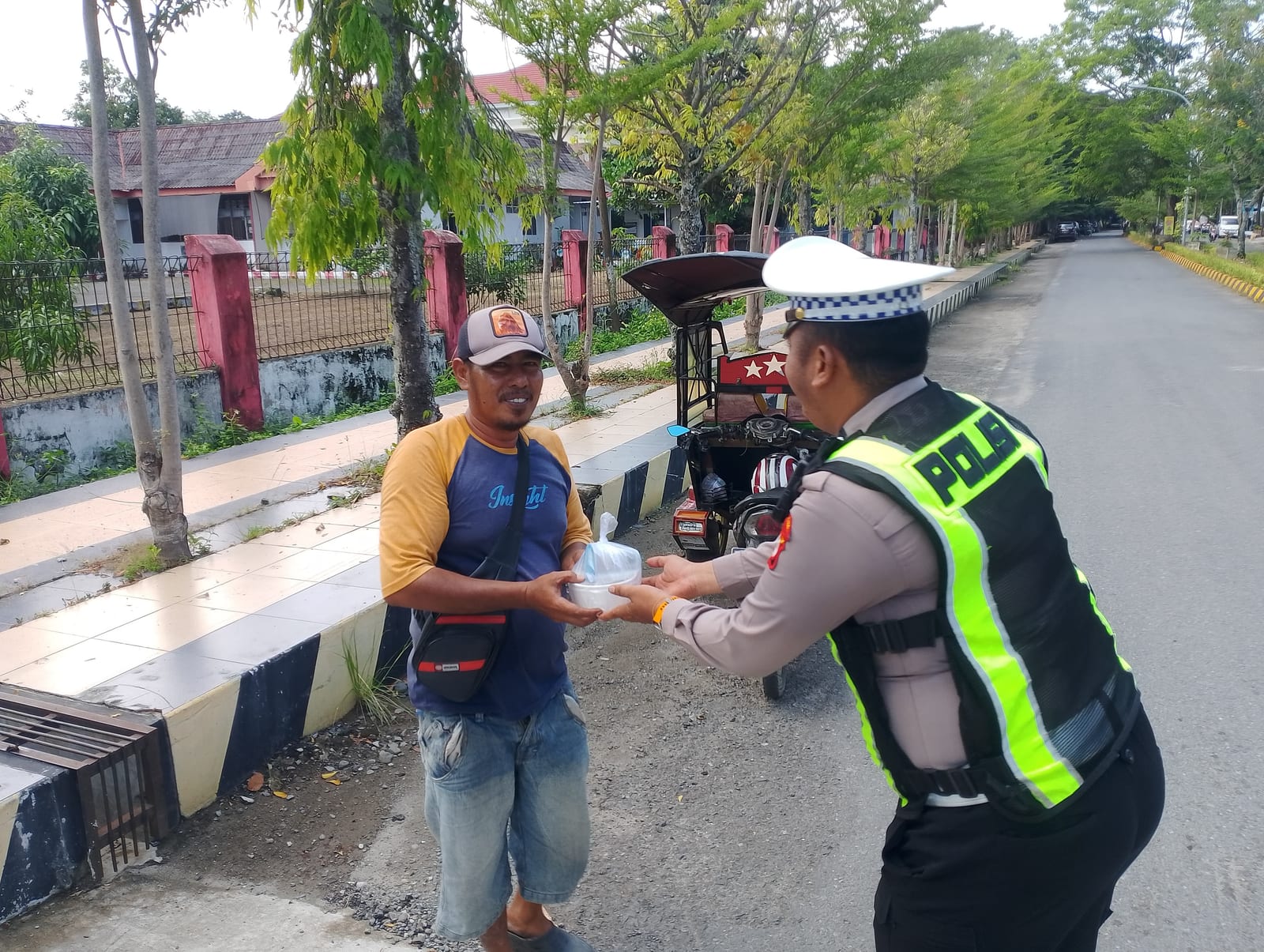Satlantas Polres Polman Gelar Jumat Berkah, Berbagi Makanan dan Edukasi Keselamatan Berlalu Lintas