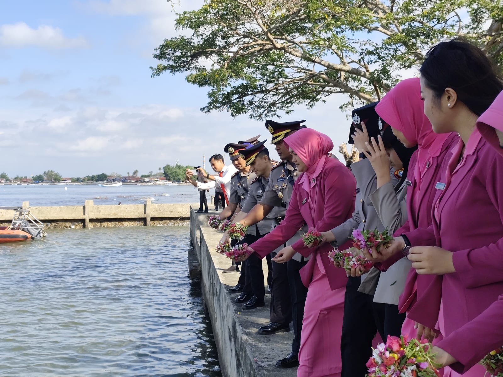Kapolres Polman Pimpin Upacara Tabur Bunga di Perairan Polewali Peringati Hari Bhayangkara ke-80