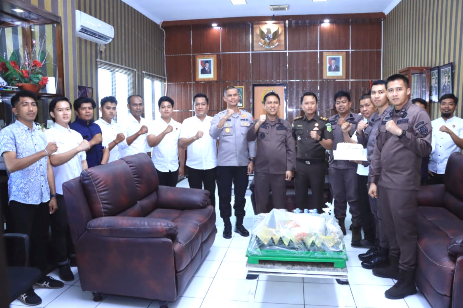Hangat dan Penuh Keakraban, Kapolres Majene Sambangi Kejari Majene di Hari Lahir Kejaksaan RI ke 81